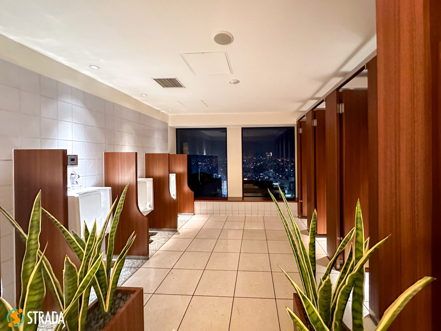 お客様の新年祝賀パーティーの撮影で新宿京王プラザホテルへ。トイレに行ったら、あまりにも綺麗すぎで眺めが良すぎで「おっ!」って。